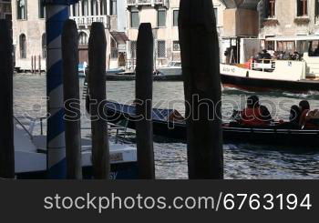 Gondeln und Boote auf dem Canal Grande in Venedig