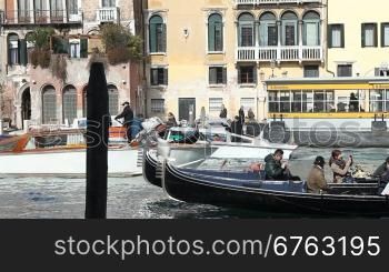 Gondeln und Boote auf dem Canal Grande in Venedig