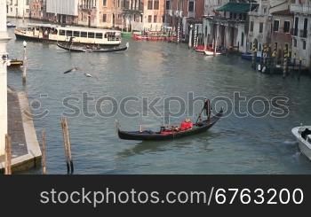 Gondeln und Boote auf dem Canal Grande in Venedig