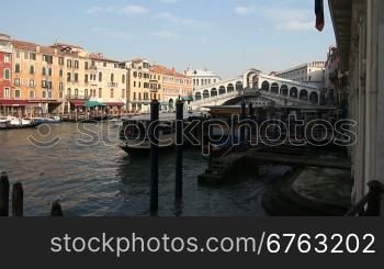 Gondeln und Boote auf dem Canal Grande in Venedig, im Hintergrund die Rialtobrncke.