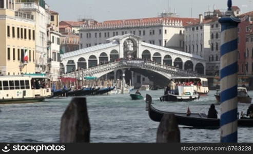 Gondeln und Boote vor der Rialtobrncke in Venedig