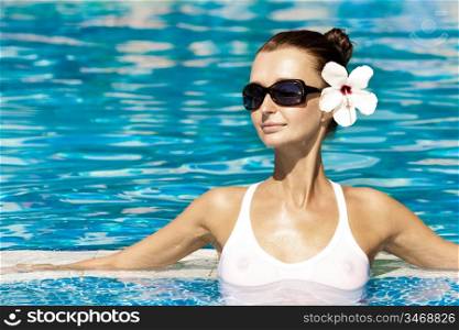 gorgeous brunette enjoying the sun in pool