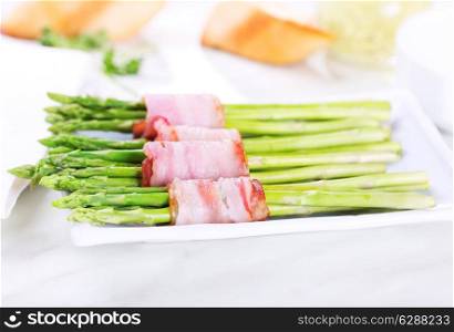 green asparagus wrapped in bacon