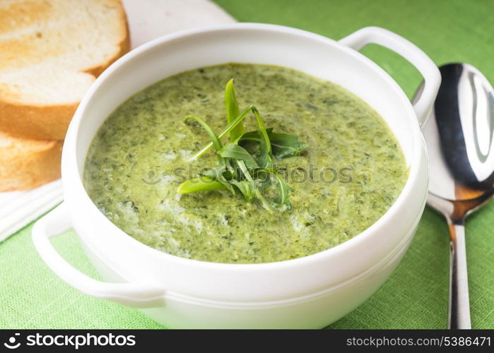 green cream soup with spinach and bread