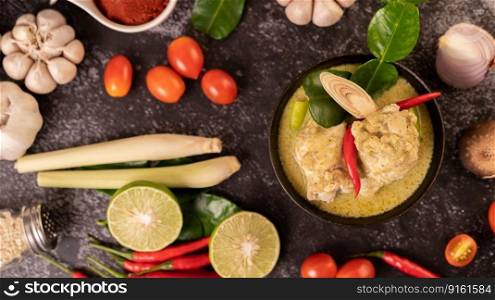 Green curry made with chicken, chili, and basil, with tomato, lime, kaffir lime leaves and garlic.