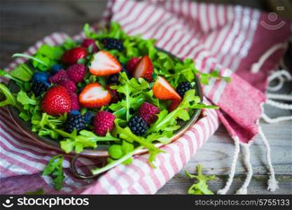 Green salad with arugula and berries
