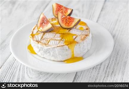 Grilled Camembert with fresh figs and honey