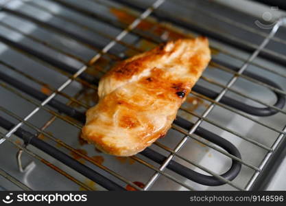 Grilled chicken on the electric grill.