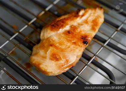 Grilled chicken on the electric grill.