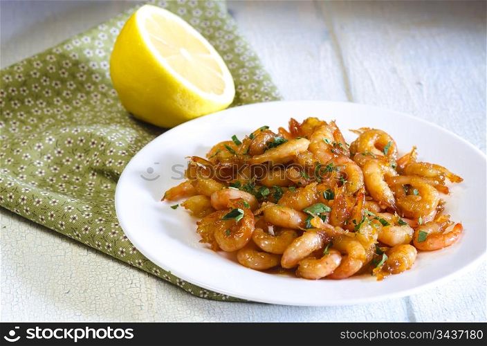 GRILLED HONEY GARLIC SHRIMP AT PLATE ON WOODEN TABLE