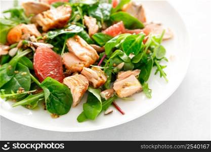 Grilled salmon salad with grapefruit, almonds and salad mix