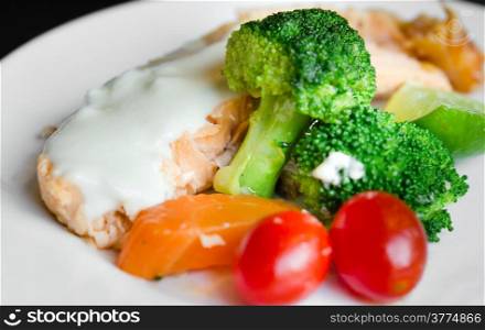 grilled salmon with white cream sauce and fresh vegetable