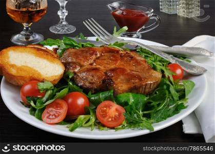 Grilled steak with bacon salad of arugula and croutons