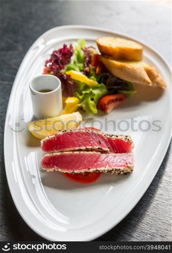 grilled tuna salad with bread