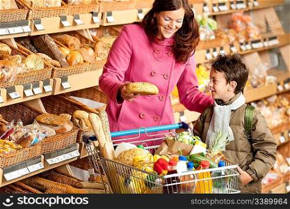 Grocery store shopping - Brown hair woman with child in a grocery store