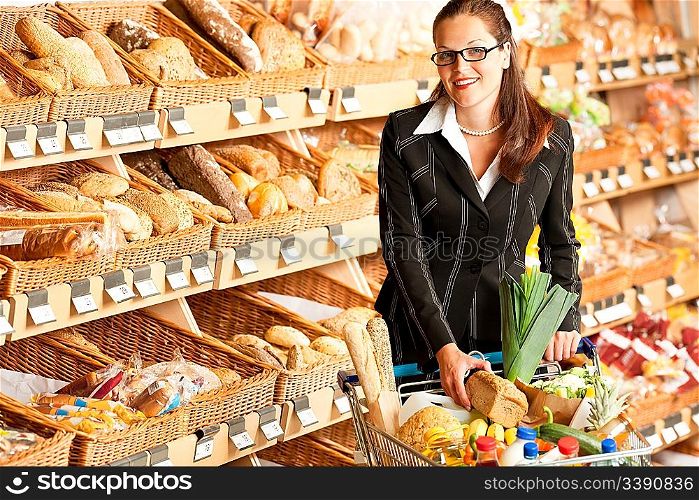 Grocery store: Young business woman with shopping cart