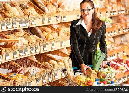 Grocery store: Young business woman with shopping cart