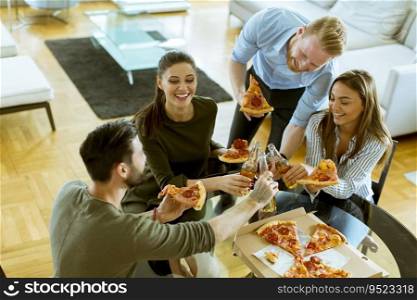 Group of happy young peop≤eatingπzza and drinking cider in the modern∫erior