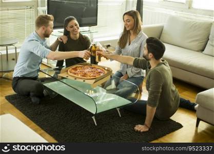 Group of young peop≤eatingπzza and drinking cider in the room
