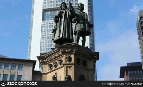 Gutenberg Denkmal vor dem Commerzbank-Hochhaus in Frankfurt