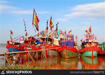 HAI DUONG, VIETNAM, SEPTEMBER, 10: Performed traditional boat on the river in folk festivals on September, 10, 2014 in Hai Duong, Vietnam