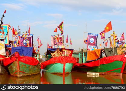 HAI DUONG, VIETNAM, SEPTEMBER, 10: Performed traditional boat on the river in folk festivals on September, 10, 2014 in Hai Duong, Vietnam