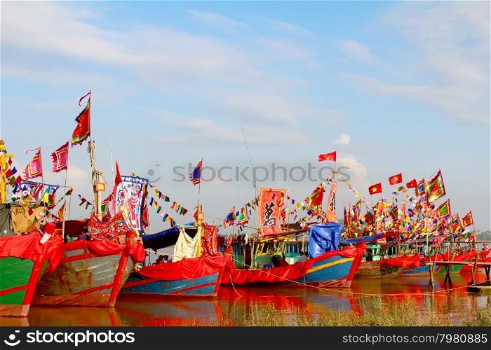 HAI DUONG, VIETNAM, SEPTEMBER, 10: Performed traditional boat on the river in folk festivals on September, 10, 2014 in Hai Duong, Vietnam