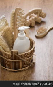 hairbrush massager and wooden bucket