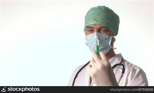 Halbtotale einer Injektionsnadel mit Gesicht und Oberk?rper des Arztes im Hintergrund.