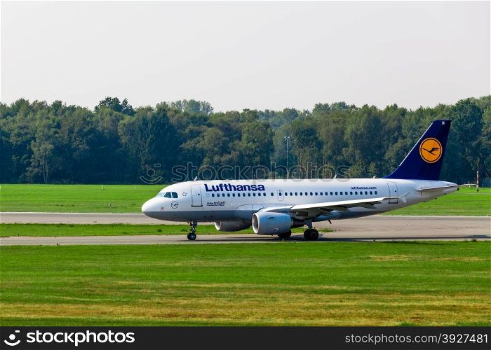 HAMBURG, GERMANY - SEPTEMBER 08:Lufthansa aircraft Airbus 319-100 lands at Hamburg Airport on September 08, 2014. Lufthansa is the German flag carrier and Europe&rsquo;s largest airline.