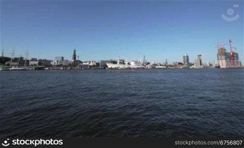 Hamburg mit Hafen und Baustelle der Elbphilharmonie