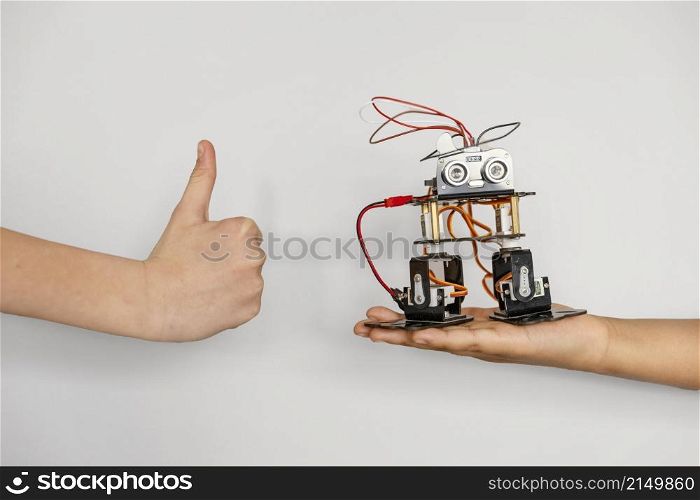 hand with robot ok sign