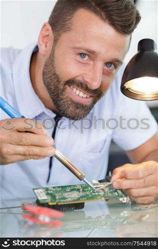 happy man chip soldering pc parts