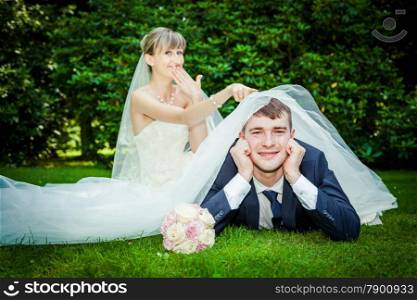 Happy young wedding couple on picnic