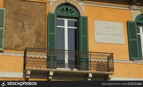Hausfassade mit Balkon in Verona