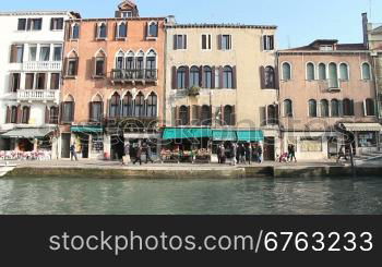 Hausfassaden am Canal Grande, in Venedig.