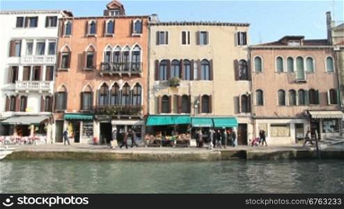 Hausfassaden am Canal Grande, in Venedig.