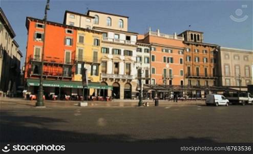 Hausfassaden an der Piazza Bra in Verona