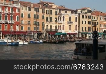 Hausfassaden und Kanal,in Venedig