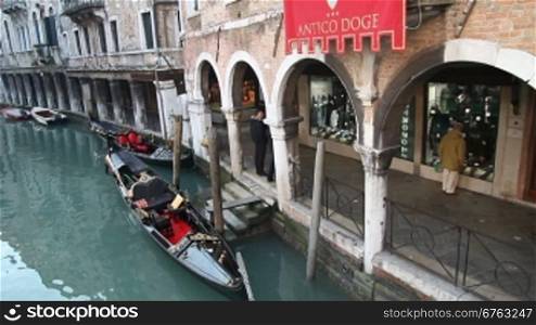Hausfassaden und Kanal mit Gondeln, in Venedig.