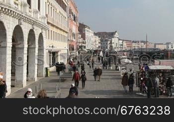 Hausfassaden und Menschen in Venedig