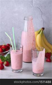 Have a drink pour freshly prepared banana-strawberry smoothie