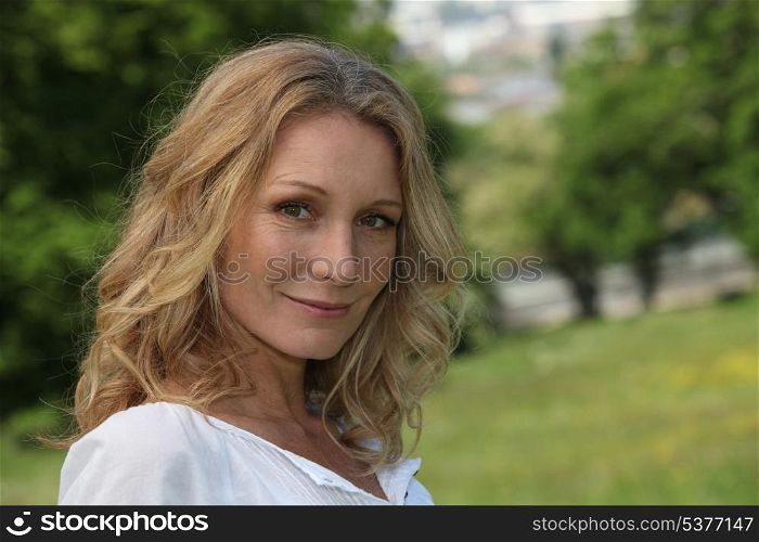 Head and shoulder shot of a relaxed woman