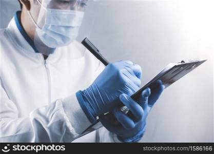 Healthcare workers are taking notes on the notes in the laboratory