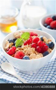 healthy breakfast with cornflakes and berry