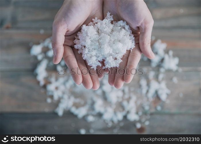 heap snow hands