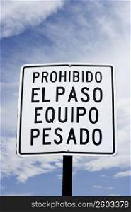 Heavy equipment prohibited sign, Spanish