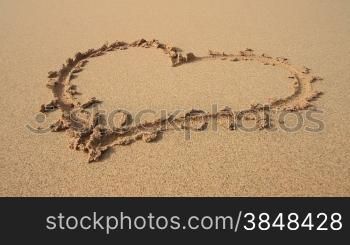 Herz am Sandstrand