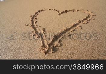 Herz im Sand wir vom Meerwasser weggespnhlt