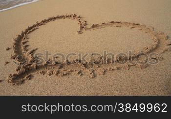 Herz im Sand wird von Meerwasser weggespnhlt